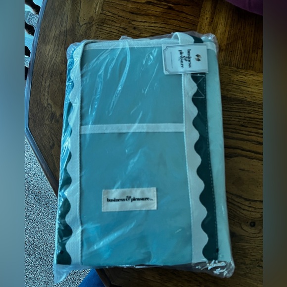 Business & Pleasure THE HOLIDAY COOLER TOTE
BAG - RIVIE GREEN, new in package - Picture 5 of 6